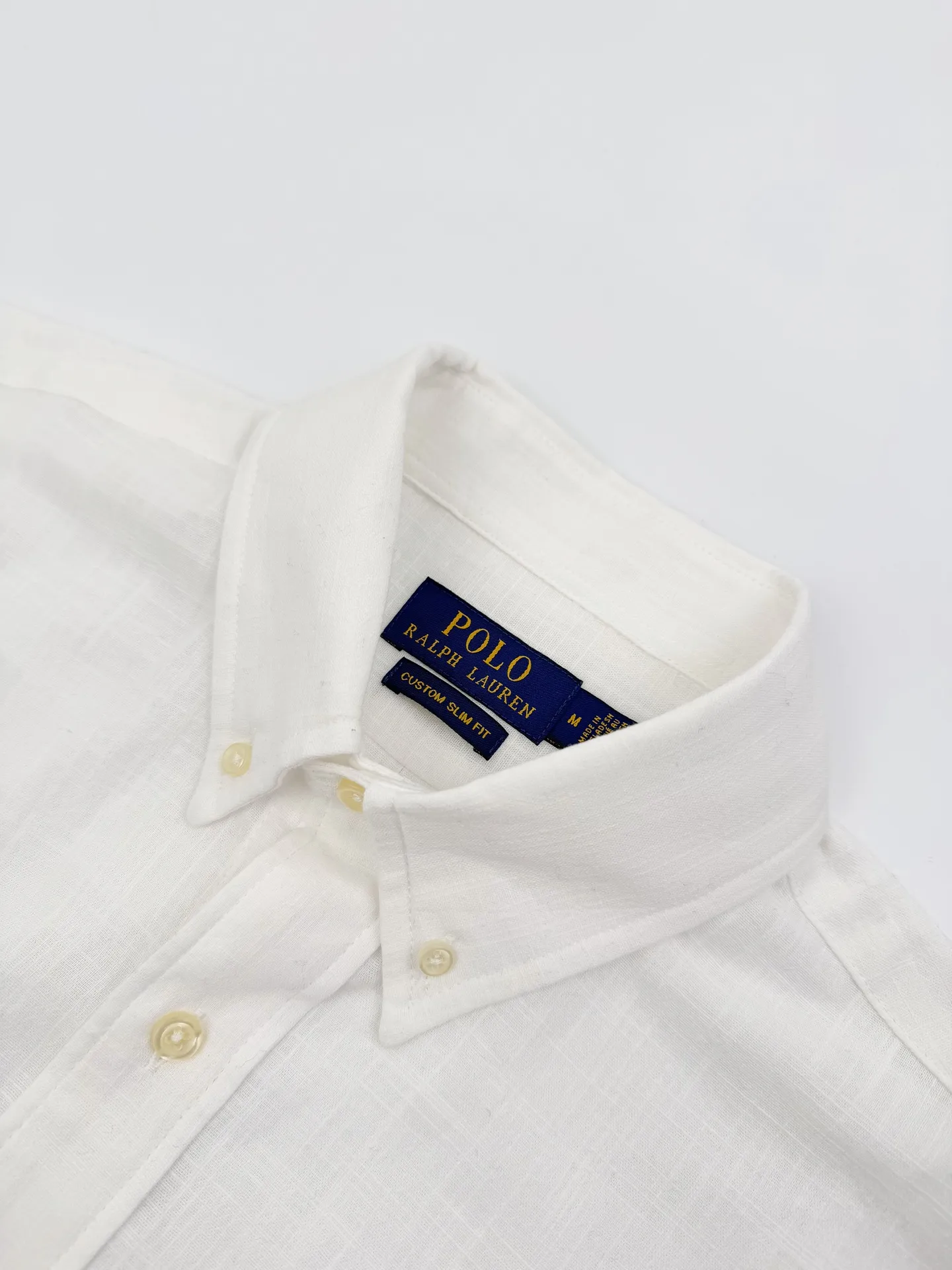 P270 Ralph Lauren logo embroidered short-sleeved shirt. Selected high-quality linen and cotton plain fabric with natural texture and breathability. Tight and smooth, comfortable and close to the skin. Stunning appearance in pure white. Iconic blue pony embroidery is like a smart note jumping on the white canvas. Simple but highly recognizable. The clever design of the outer pleated split back shoulder adds a sense of agility and detachment. The minimalist shape contains the soul of fashion. Process 1: Adopt imported machine embroidery process, use advanced computer control system and precision mechanical components to achieve the iconic pony embroidery operation, with high precision and smooth and delicate lines. Process 2: Use side-turning buried clamp thread process, which is smooth and tidy. Process 3: The fabrics have been washed and have a better hand feel. Not easy to deform, not easy to shrink, not easy to fade, and maintain long-term beauty. Accessories: Customized 1:1 thick plate resin buckle Customized 1:1 Ralph Lauren Trademark Fit: Loose fit Size: S M L XL Style number: CC926